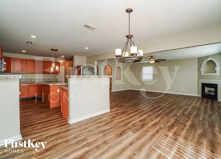 595 Professional Pkwy — Photo 5