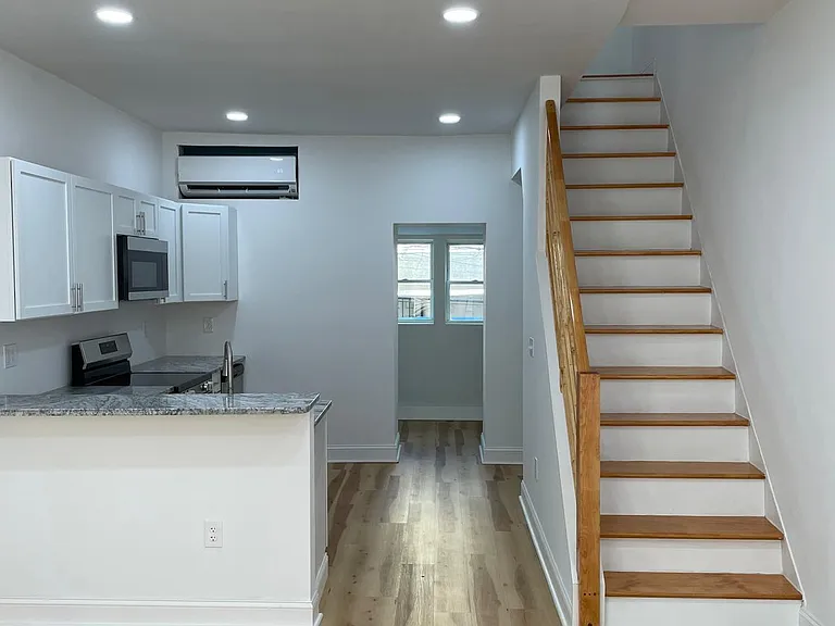 1731 N Dover St — Photo 3