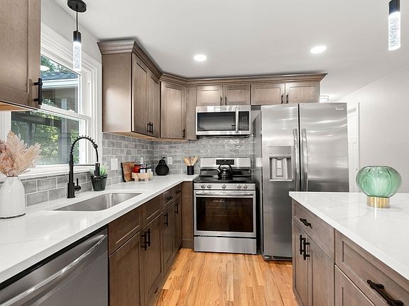 5th image of 52 Aldo Dr
