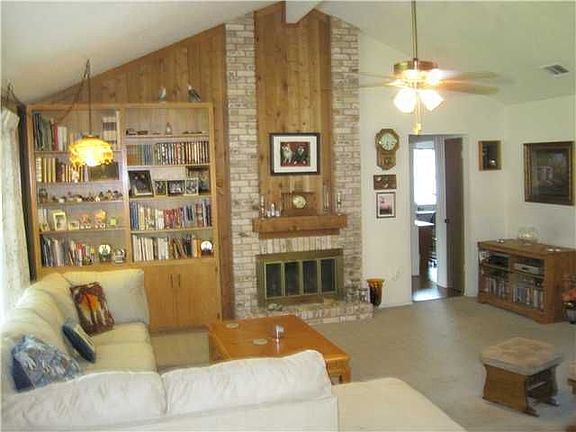 3rd image of 1502 Oakridge Dr