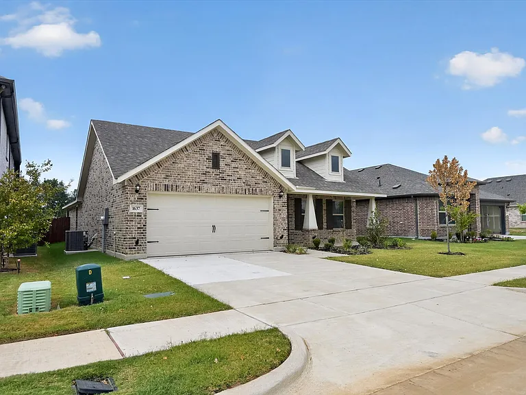 1637 Elle Ln — Photo 3
