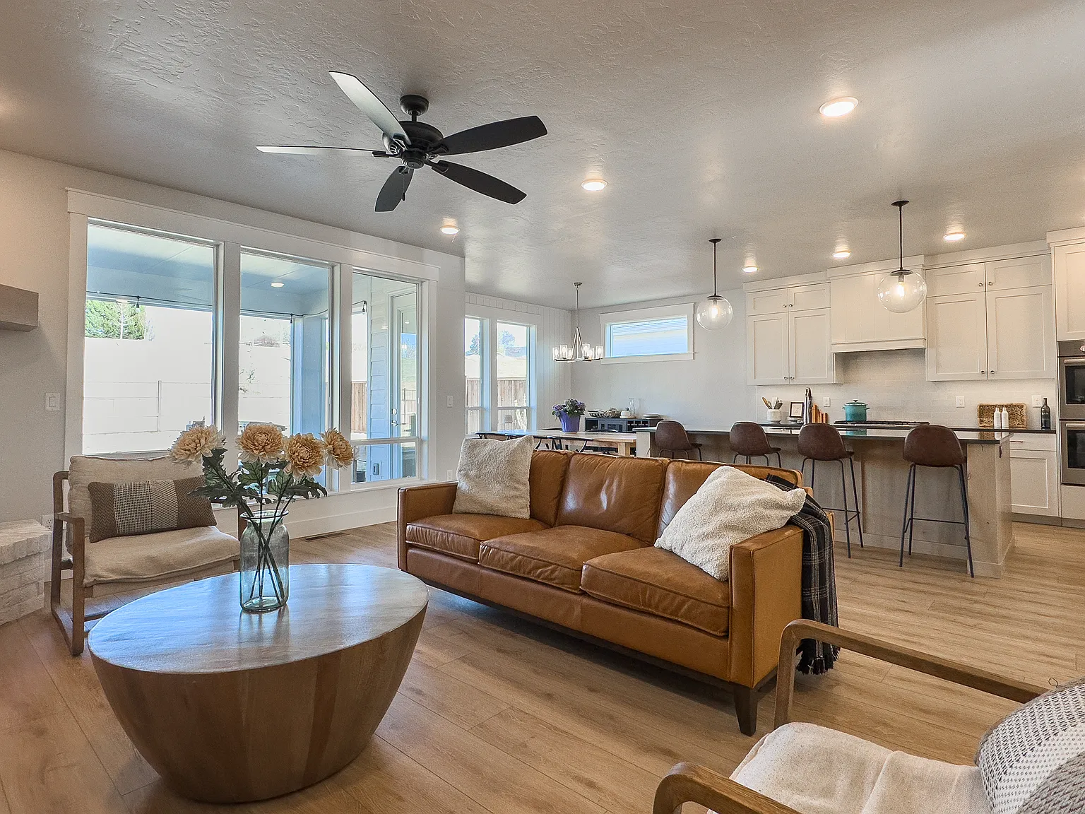 4 bed, 2.5 bath, 2880 sqft, $4,300 — Photo 3