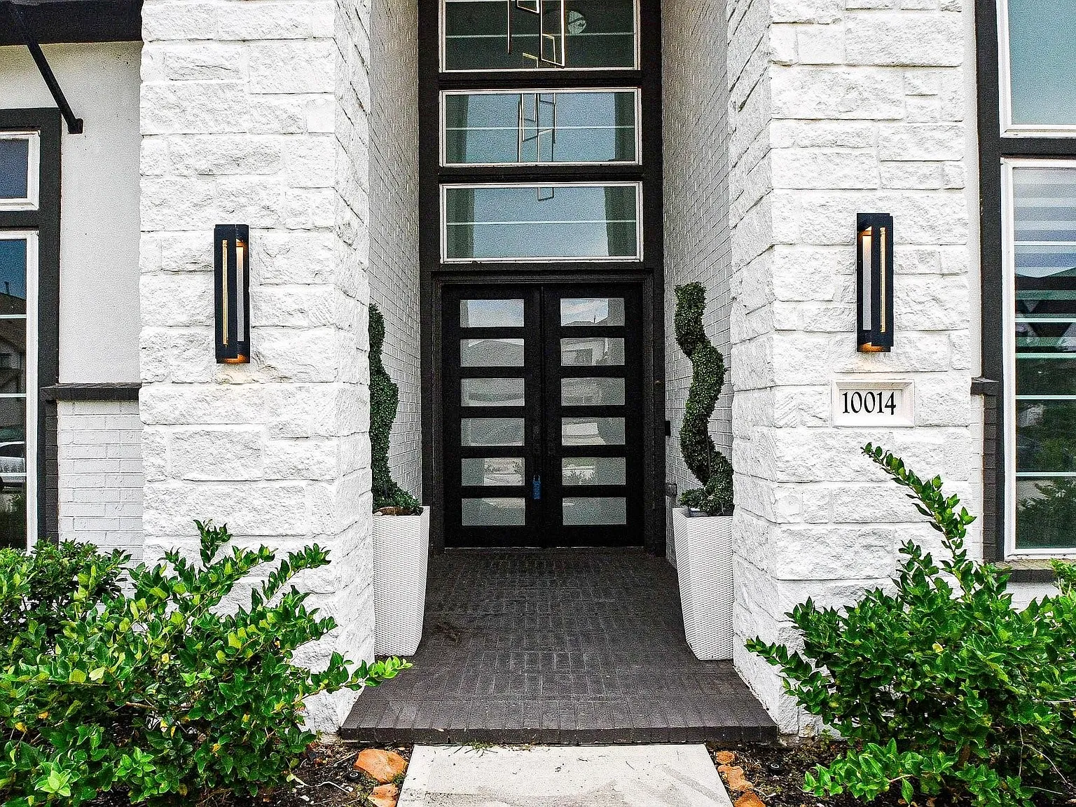 5 bed, 7.0 bath, 4326 sqft, $5,400 — Photo 2