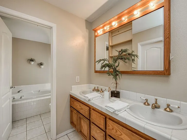 2559 E Dennis Ave — Photo 21