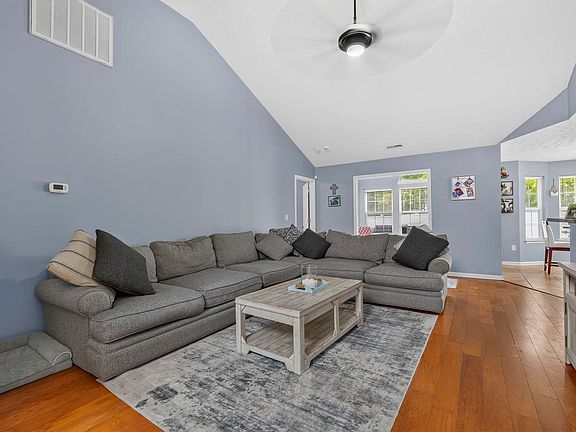 5th image of 452 Warren Springs Dr.