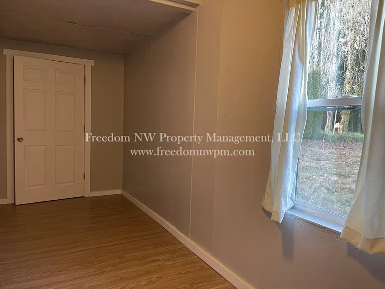 515 Phoenix St NE — Photo 7