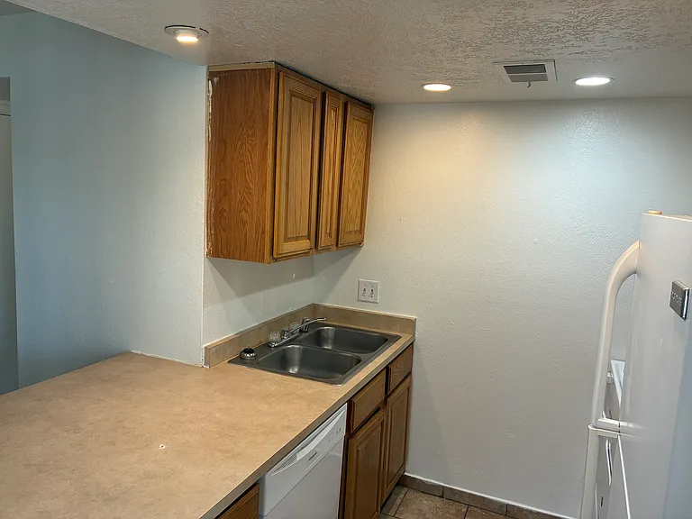 Quality 2 Bed / 1 Bath Apts - Close to I-25, UNM, and KAFB — Photo 34