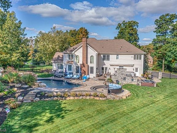 4th image of 23 Forest Hill Dr