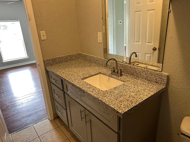 5345 Higgins St — Photo 10