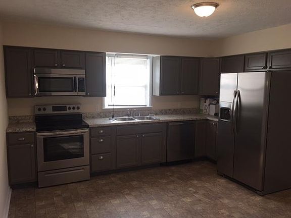 3rd image of 311 Pin Oak Dr
