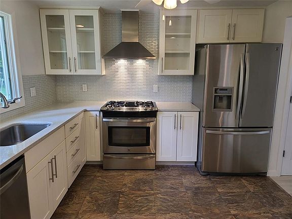 3rd image of 426 South County Trl