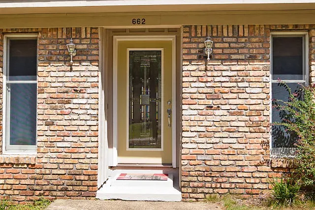 662 Ridgewood Dr — Photo 2