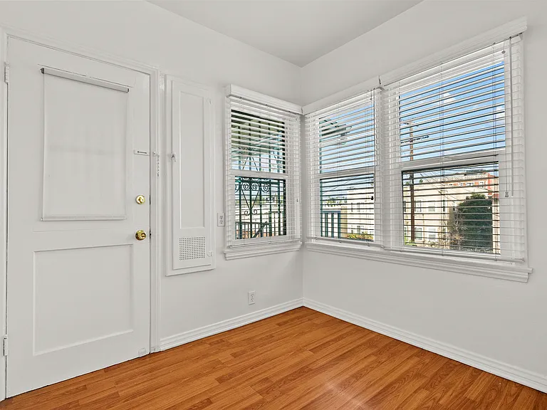1322 S Van Ness Ave #4 — Photo 6