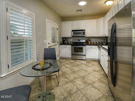 5th image of 441 E Downtown St