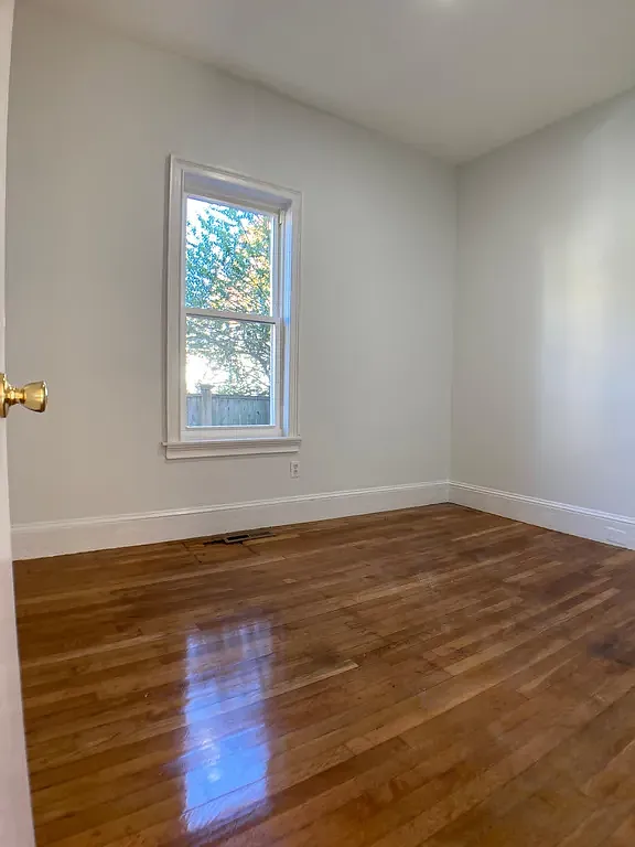 3 bed, 1.0 bath, $3,000 — Photo 2