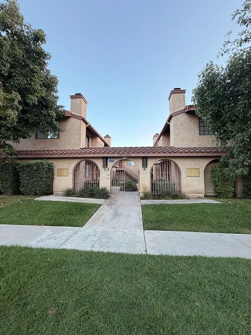 3902Howard — Photo 1