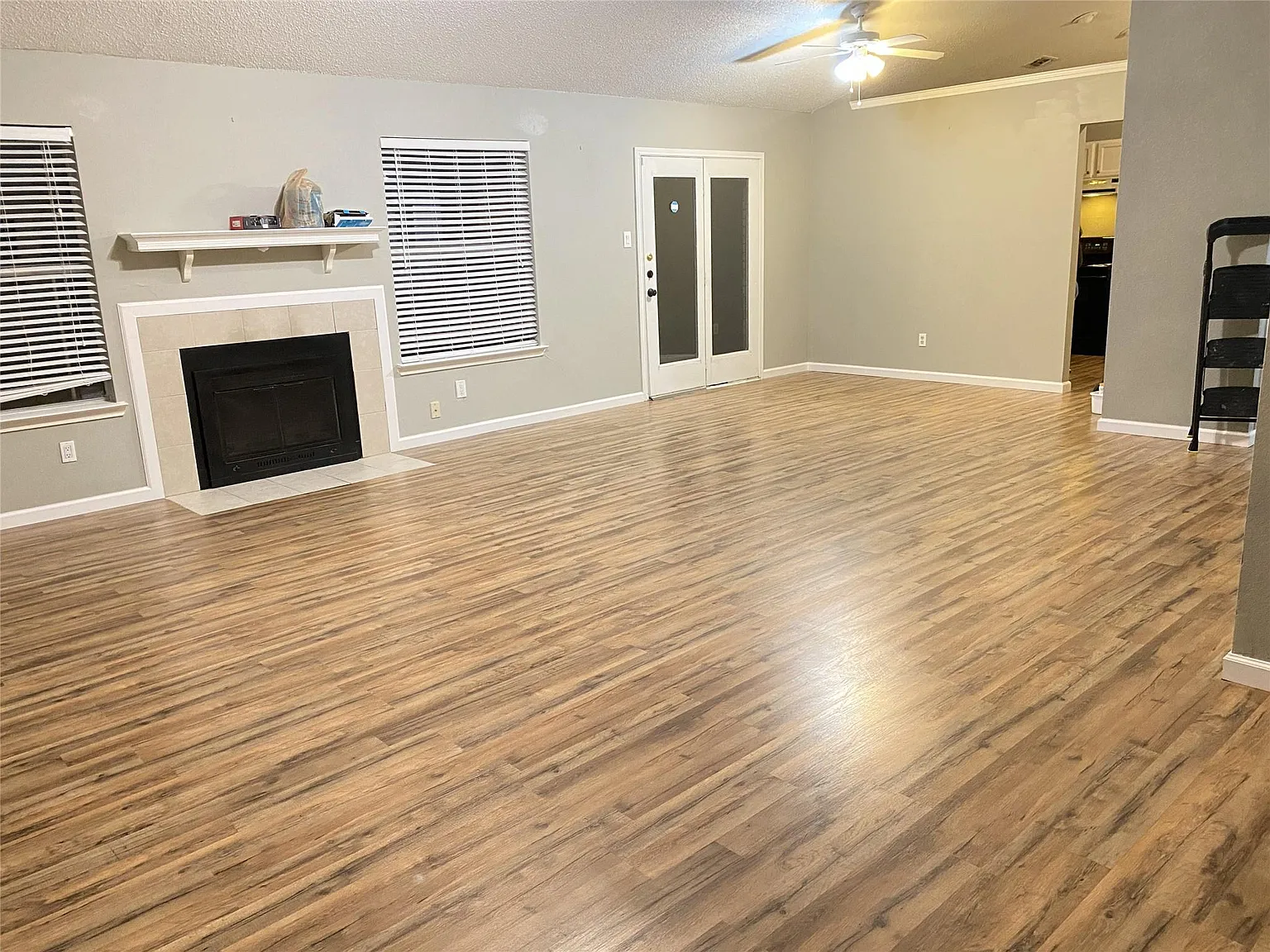 3 bed, 2.0 bath, 1399 sqft, $2,000 — Photo 2