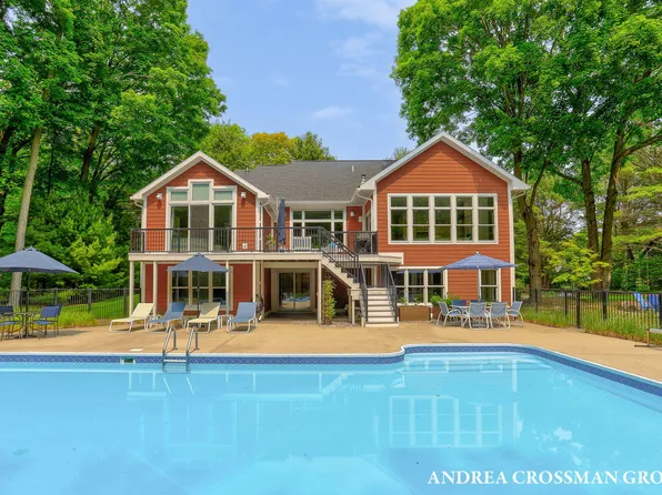 17098 Donahue Dr, West Olive, MI 49460