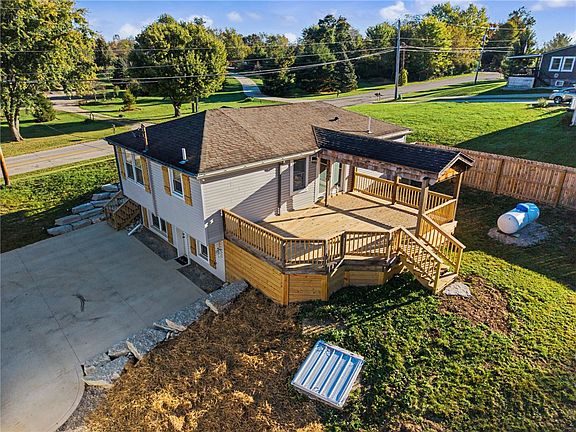 5th image of 843 Hook Rd