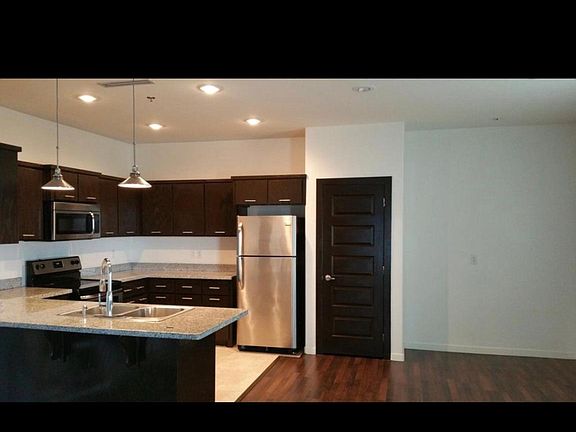 4th image of 1308 Camellia Ave #B