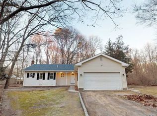 9 Community Rd, Coram, NY 11727