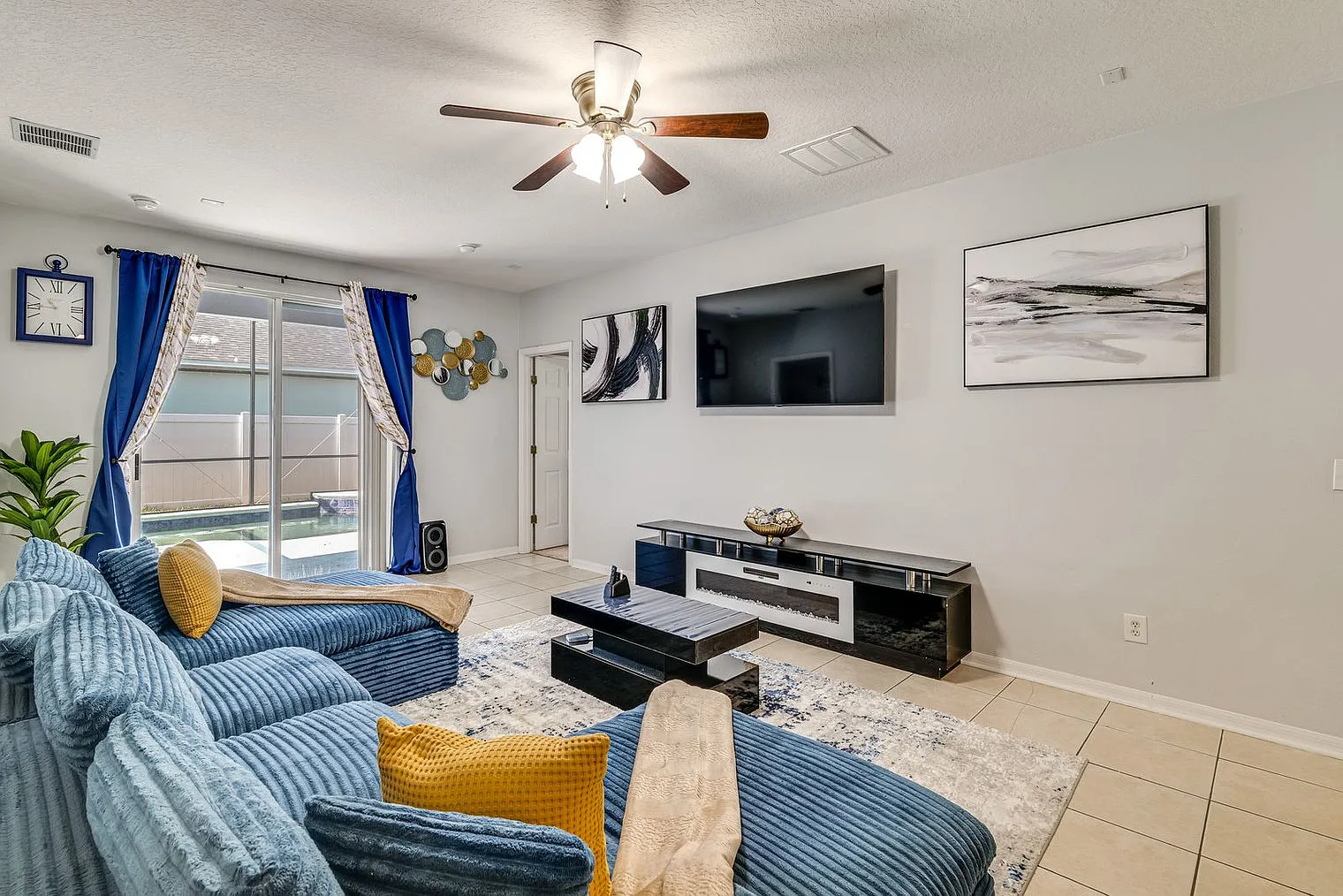 5 bed, 3.0 bath, 1819 sqft, $2,645 — Photo 2