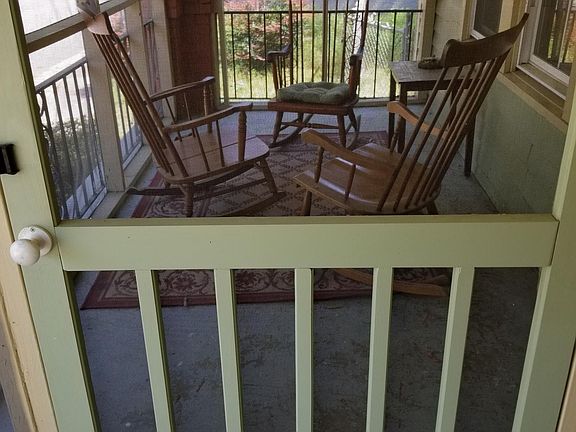 Front screened in porch w/ lock.
