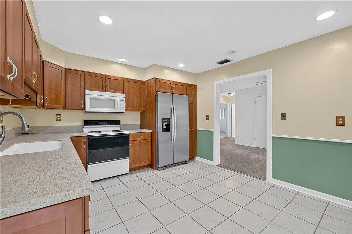 4 bed, 2.0 bath, 2069 sqft, $4,000 — Photo 4