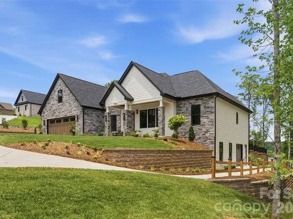5764 Lake Pointe Dr, Hickory, NC 28630
