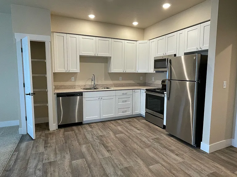 968SQFT UNIT Kitchen
