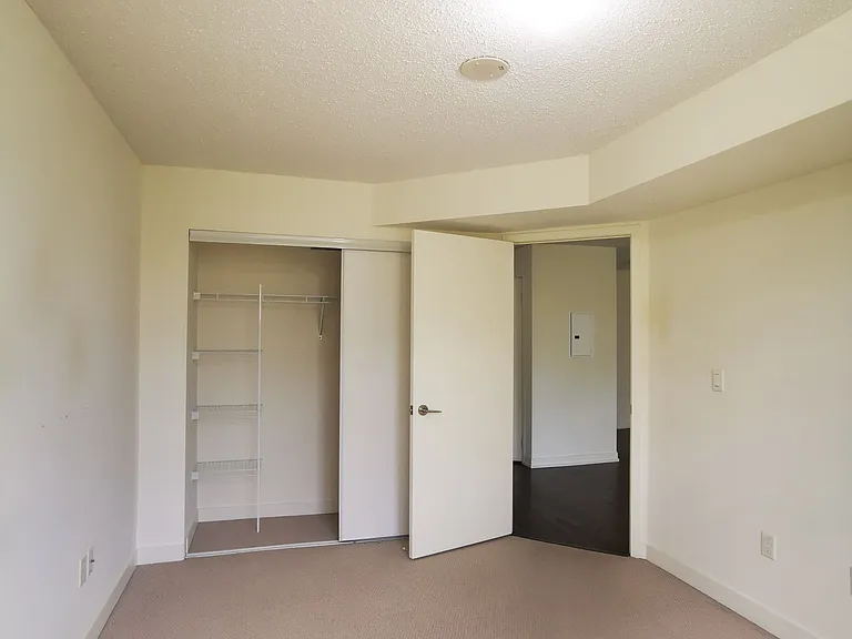 812 Lansdowne Ave #302 — Photo 7