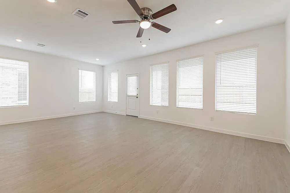 4 bed, 2.0 bath, 2083 sqft, $2,395 — Photo 3