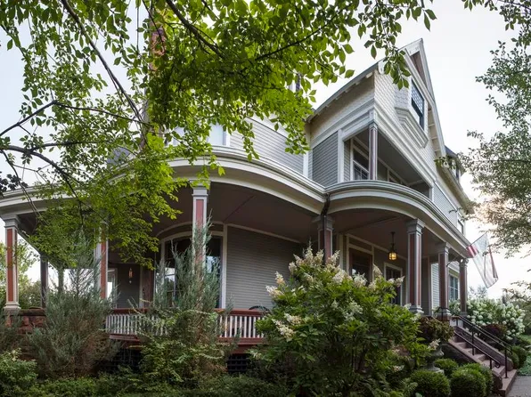 900 W 3rd St, Dubuque, IA 52001