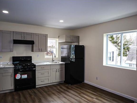 3rd image of 13 E Railroad Ave