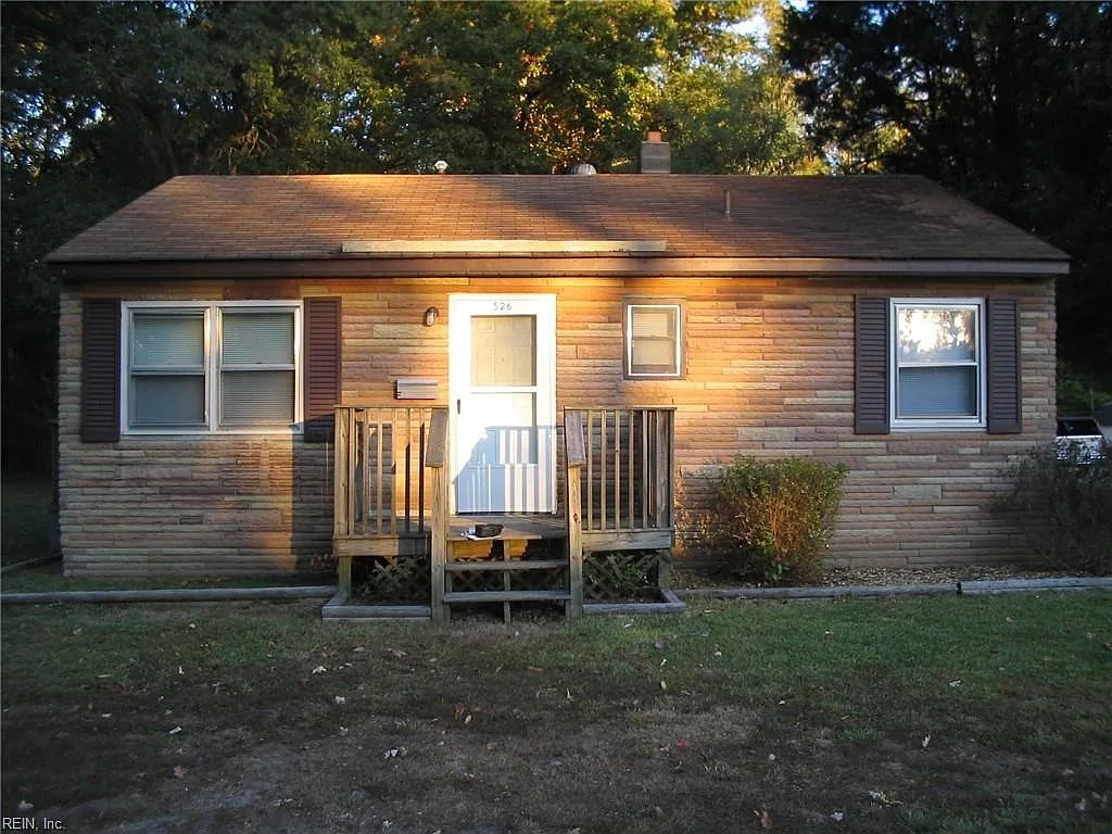 3 bed, 834 sqft, $1,450 — Photo 1