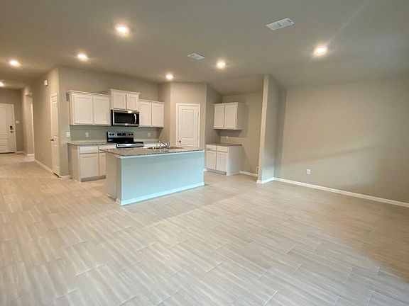 5th image of 521 Marsh St