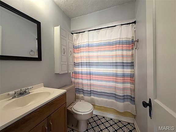 4th image of 472 Kingston Dr