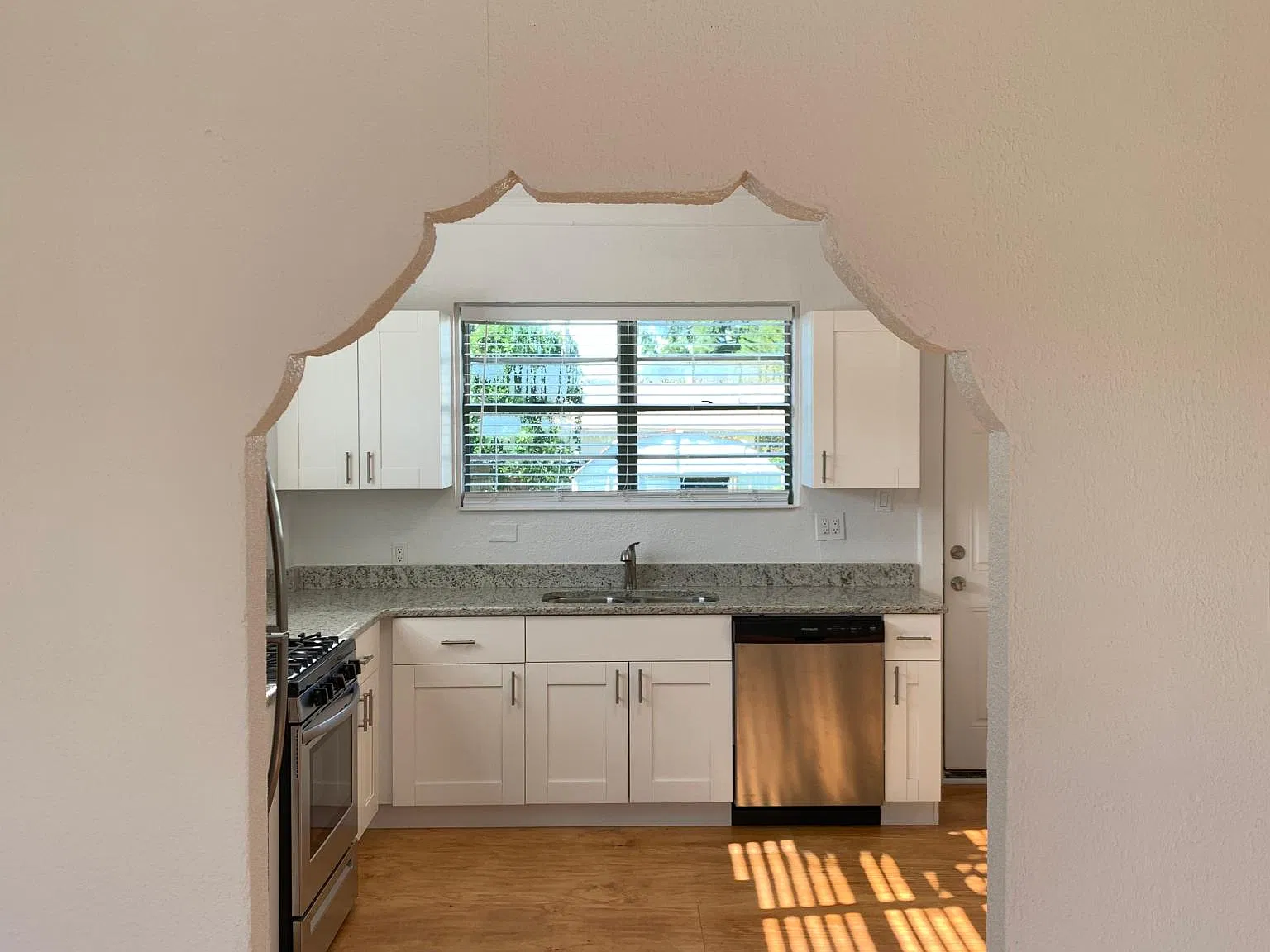 2 bed, 910 sqft, $2,195 — Photo 2