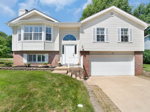 1201 Sandstone Ter, Lake Saint Louis, MO 63367
