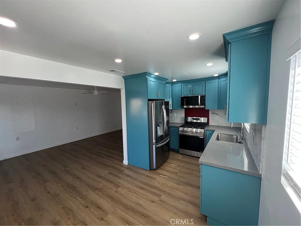 2 bed, 900 sqft, $2,400 — Photo 2