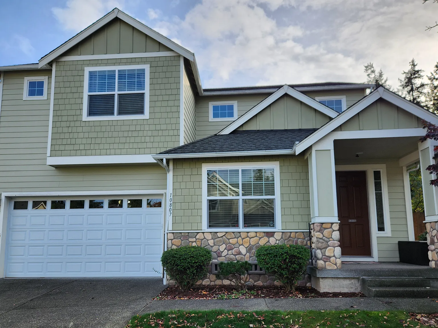 4 bed, 2.5 bath, 2516 sqft, $4,500 — Photo 1