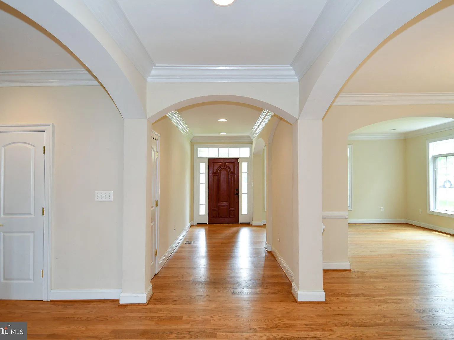 5 bed, 4.5 bath, 5556 sqft, $7,600 — Photo 3