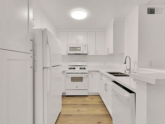 5th image of 5257 Willowcrest Ave #104