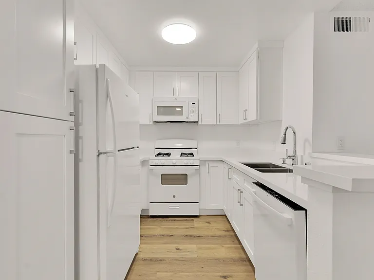 22415 Del Valle St — Photo 3