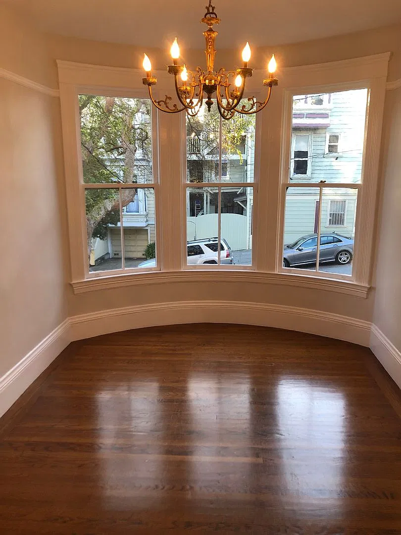 Big flat w/high ceilings, hardwood floors, washer/dryer in unit, 1 car garage included! — Photo 2