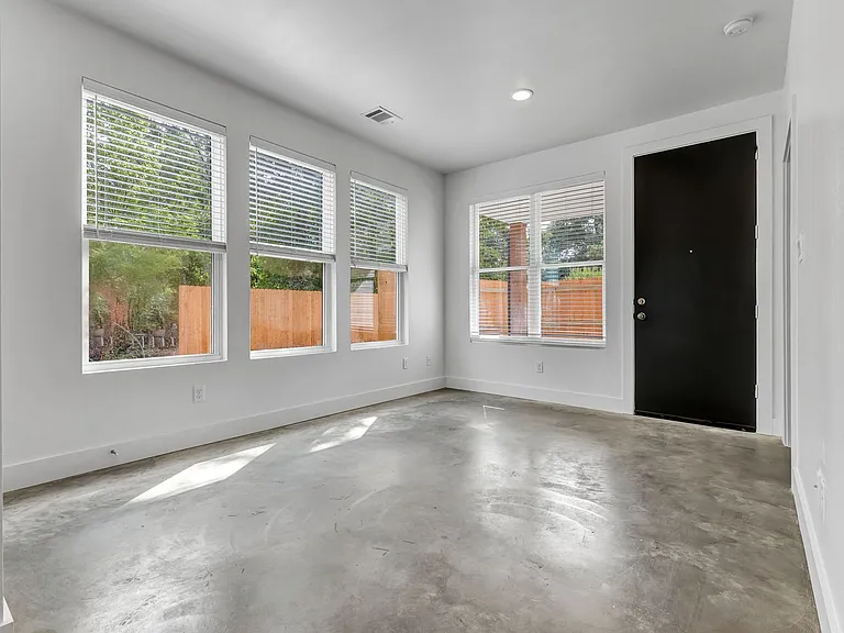 211 Lynn Dr — Photo 18