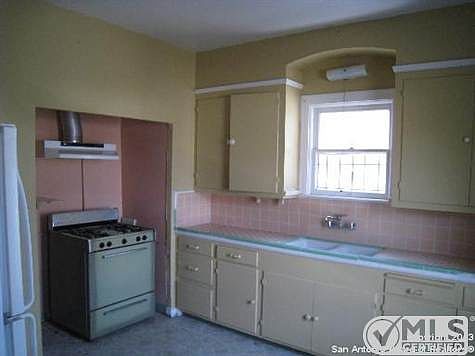 4th image of 401 Club Dr