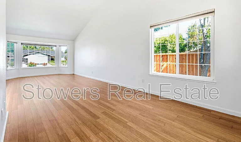 318 Joyce St — Photo 14