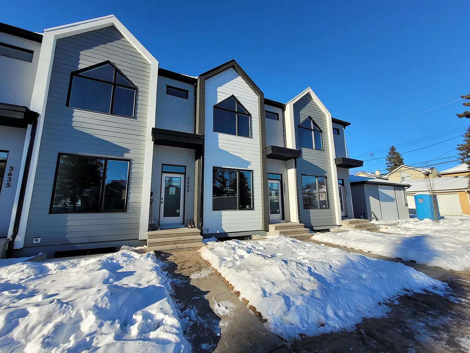 2 Storey Townhouse In Windsor Park — Photo 1