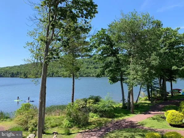 63 Midlake Dr, Lake Harmony, PA 18624